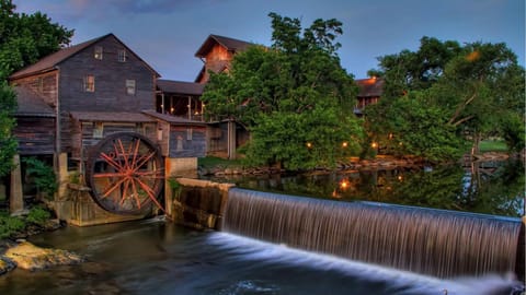 Brand-New Luxury Cabin with Game Room & Hot Tub near Downtown Gatlinburg, TN Cabin in Gatlinburg