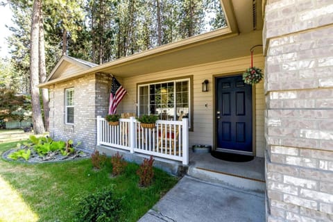 Whimsical Family-Friendly Vacation Retreat with Lake Views and Cozy Charm in Coeur d’Alene Idaho House in Coeur dAlene