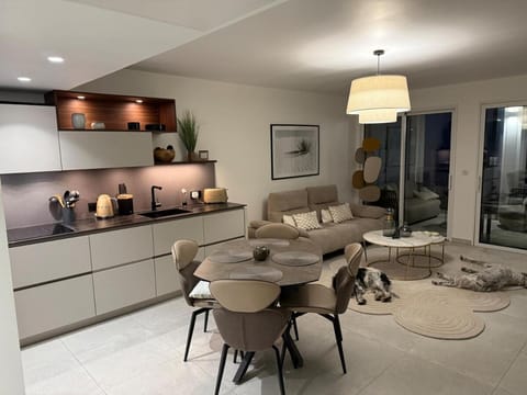 2-bedroom apartment with breathtaking ocean view Apartment in Eze