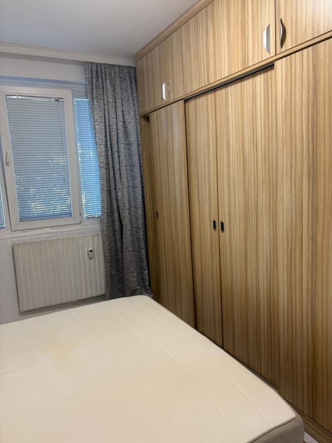 Photo of the whole room, Bedroom, wardrobe