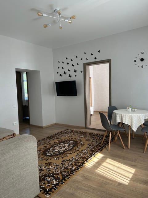 TV and multimedia, Seating area, Dining area
