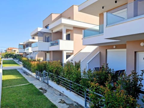Property building, Day, Garden, Garden view