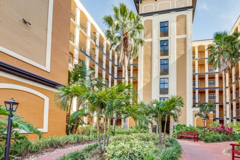 Poolside Oasis 7 Mi to Disney and Universal Apartment in Orlando