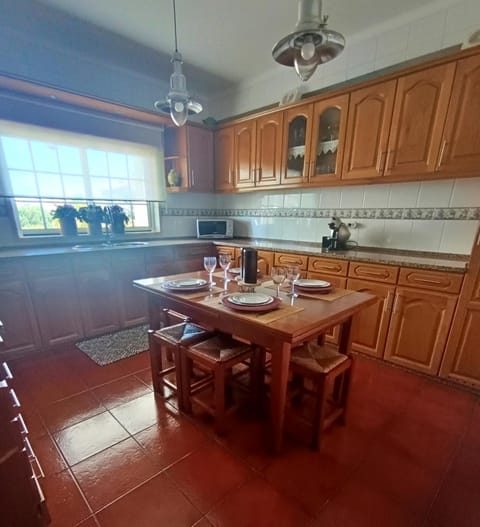 Kitchen or kitchenette, Dining area, stove