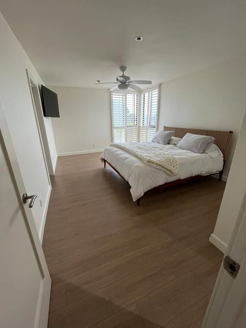 Sail Bay Condo in PB Bay View close to the Ocean! 30 day stay is required Apartment in Mission Bay