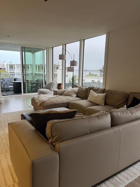 Sail Bay Condo in PB Bay View close to the Ocean! 30 day stay is required Apartment in Mission Bay