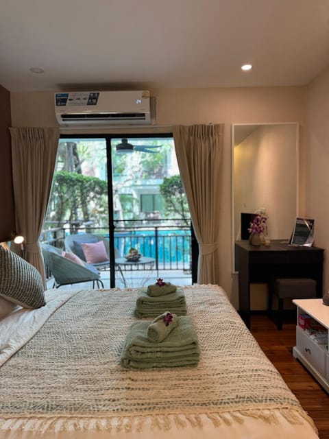 Bed, Living room, Photo of the whole room, Seating area, Bedroom, Pool view, Swimming pool, sunbed, towels, air conditioner