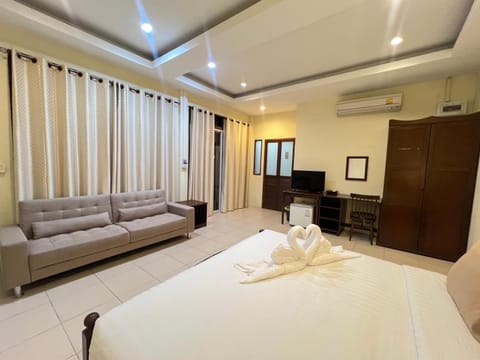 Bed, TV and multimedia, Living room, Photo of the whole room, Seating area, Bedroom, towels, air conditioner