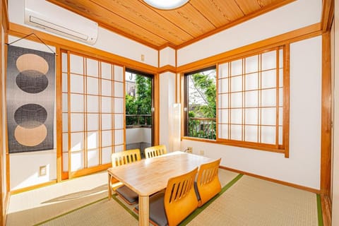 Seating area, Bedroom, internet, air conditioner