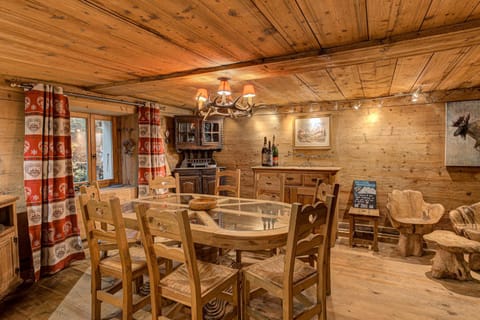 Living room, Food and drinks, Seating area, Dining area, Drinks