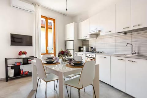 TV and multimedia, Coffee/tea facilities, Kitchen or kitchenette, Living room, Seating area, Dining area, oven, stove