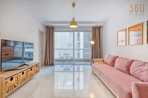 Communal lounge/ TV room, Bed, TV and multimedia, Living room, Photo of the whole room, Seating area, Evening entertainment, Bedroom