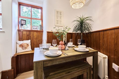 Oakworth 3 Bed Cottage, Sleeps 5, Haworth, Brontë House in England