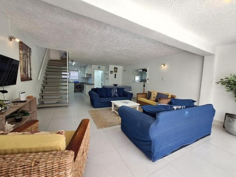 TV and multimedia, Kitchen or kitchenette, Living room, Seating area