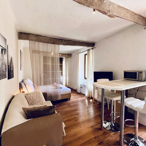 Bed, TV and multimedia, Living room, Dining area