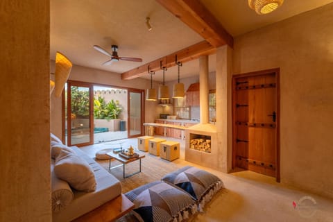 Kitchen or kitchenette, Seating area, Dining area, fireplace