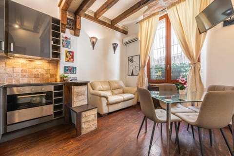 Living room, Dining area, oven