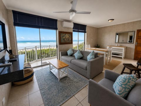 Natural landscape, Living room, Photo of the whole room, Seating area, Dining area