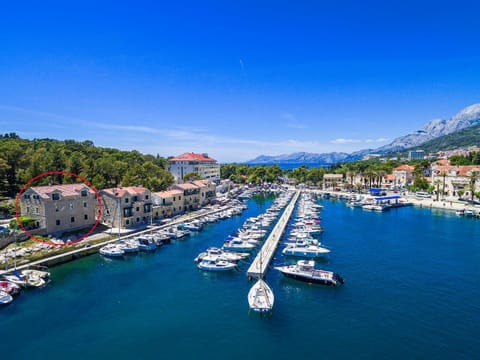 Facade/entrance, Neighbourhood, Natural landscape, Bird's eye view, City view, Landmark view, Mountain view, Sea view
