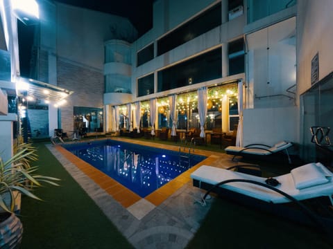 Swimming pool, Swimming pool