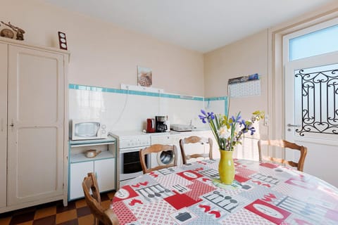 Property building, Kitchen or kitchenette, Living room