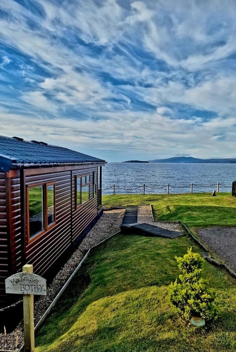MacKenzies Bothy - SeaFront Cabin Cabin in Scotland