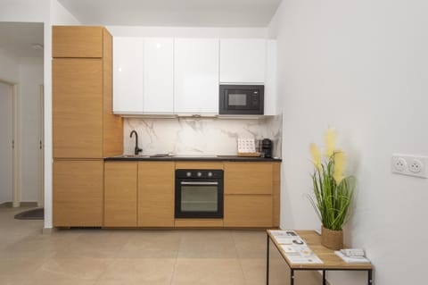 Coffee/tea facilities, Kitchen or kitchenette, dishwasher, oven, stove, toaster