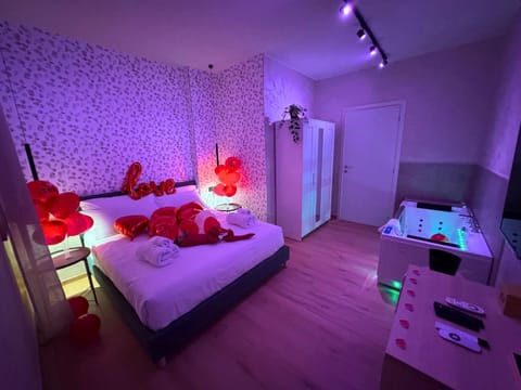 Bed, TV and multimedia, Photo of the whole room, Bedroom, towels, wardrobe