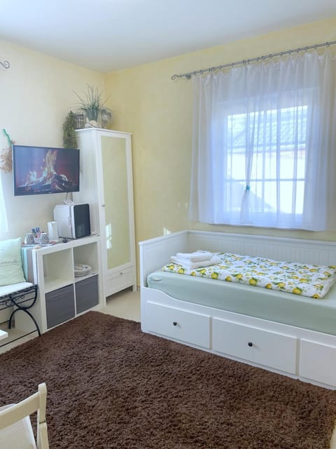 Bed, TV and multimedia, Photo of the whole room