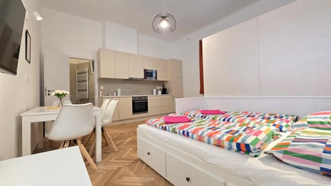 Bed, TV and multimedia, Kitchen or kitchenette, Dining area, oven