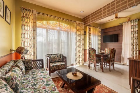 TV and multimedia, Living room, Seating area, Dining area