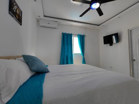 Bed, TV and multimedia, Photo of the whole room, Bedroom, air conditioner