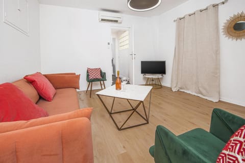 Communal lounge/ TV room, TV and multimedia, Living room, Seating area, air conditioner