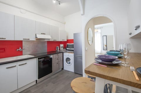 Kitchen or kitchenette, Dining area, dishwasher, oven, stove, toaster, washing machine