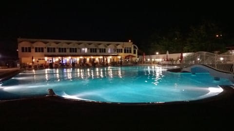 Swimming pool, Swimming pool