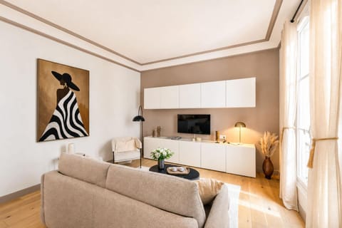 Communal lounge/ TV room, Bed, TV and multimedia, View (from property/room), Living room, Seating area, City view, cot, heating, internet, storage, wardrobe