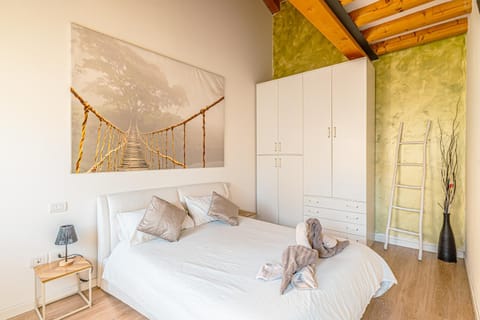 Bed, Photo of the whole room, Decorative detail, Decorative detail, Bedroom, towels, wardrobe