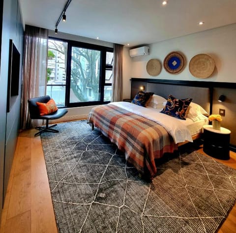 Bed, Living room, Photo of the whole room, Seating area, Bedroom