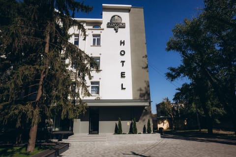 Facade/entrance, View (from property/room)
