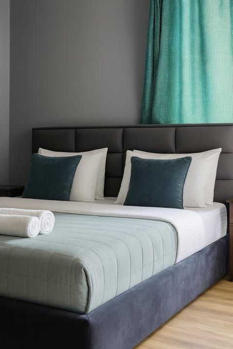 Bed, Bedroom, towels