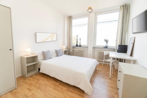 Bed, TV and multimedia, Photo of the whole room, Bedroom
