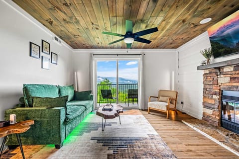 Cozy Bear House in Pittman Center