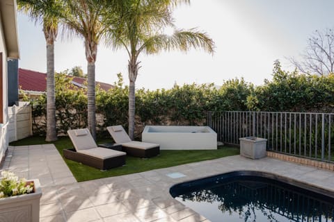 Garden view, Swimming pool, sunbed