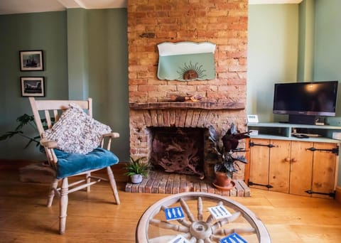 TV and multimedia, Living room, Seating area, fireplace, internet