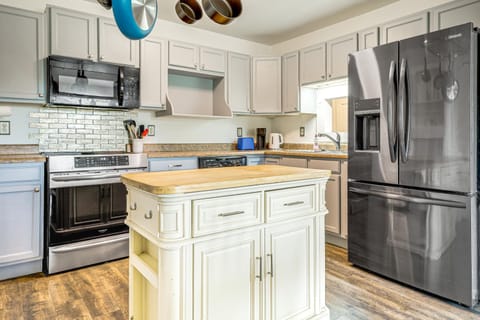 Patio and Mtn Views Home 5 Mi to Pueblo Reservoir House in Pueblo West