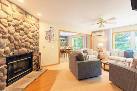 Glennwood Cottage! Coastal woodsy charm with association beach access House in Michigan