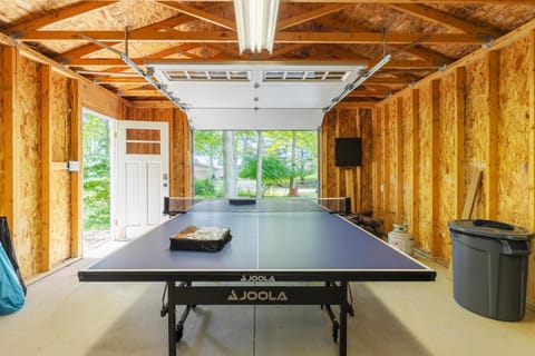 Glennwood Cottage! Coastal woodsy charm with association beach access House in Michigan