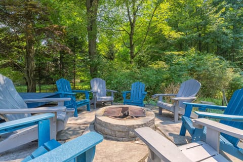 Glennwood Cottage! Coastal woodsy charm with association beach access House in Michigan