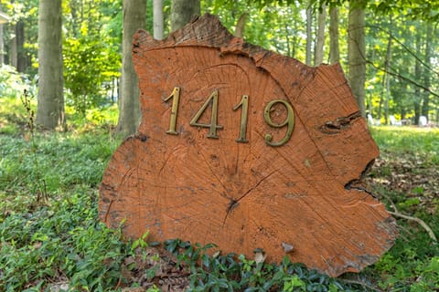 Glennwood Cottage! Coastal woodsy charm with association beach access House in Michigan