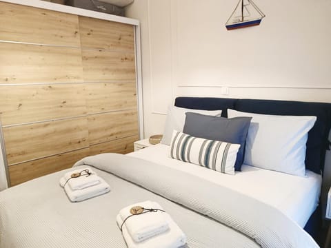 Bed, Bedroom, towels, wardrobe